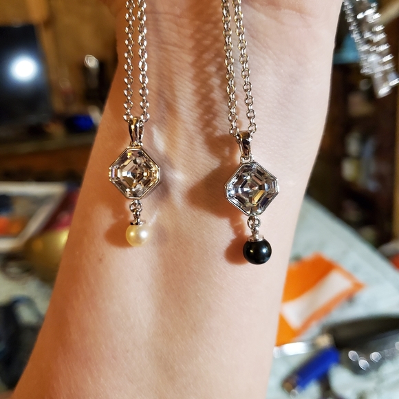 Two Vantal Pearls Spotlight Necklaces - Picture 3 of 4